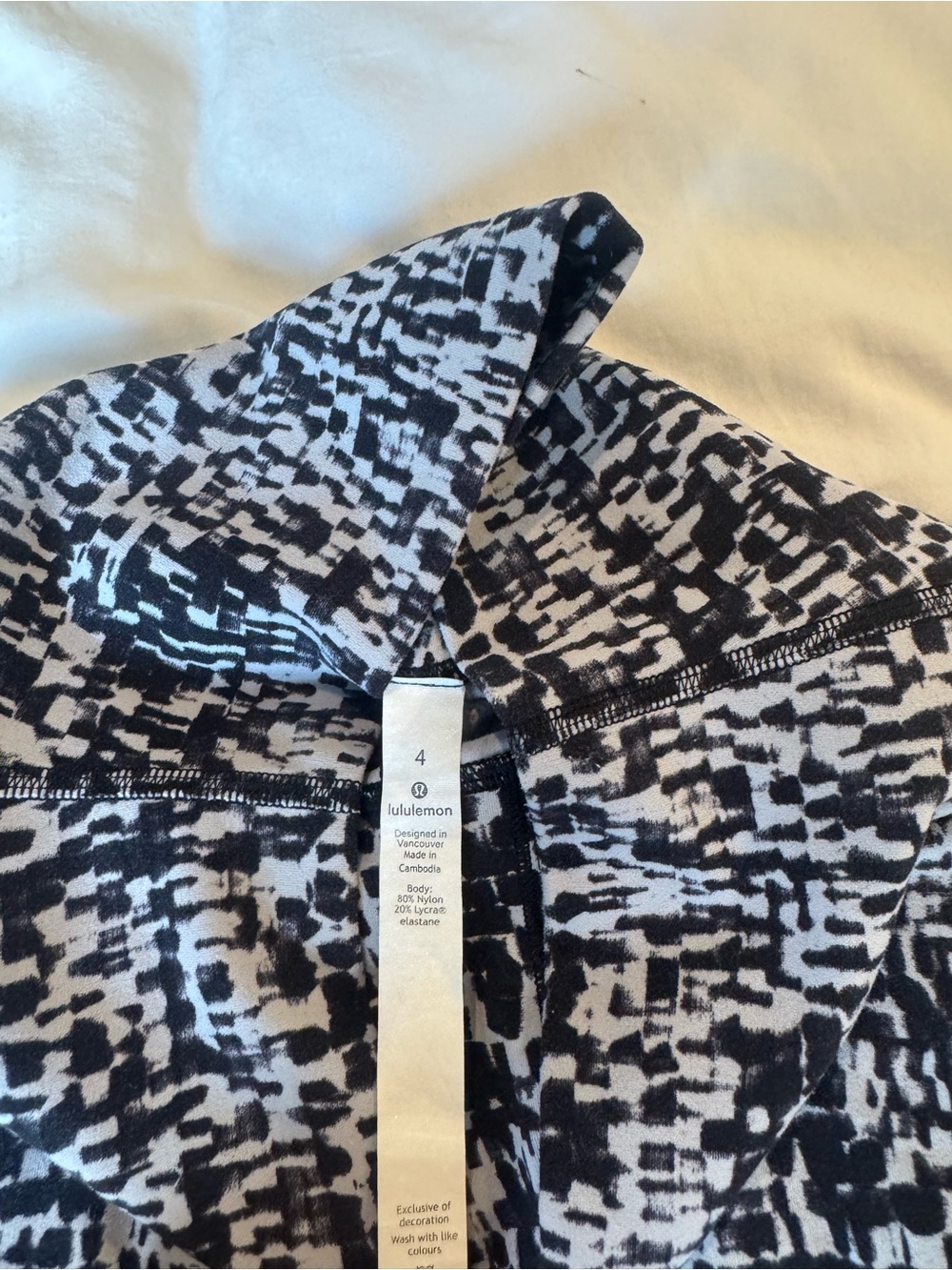 Lululemon Women’s Black & White Printed Leggings - Size 4